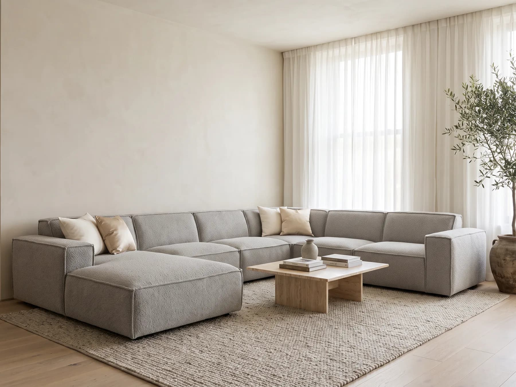 Titan XL in Hellgrau in einem hellen, minimalistischen Raum
