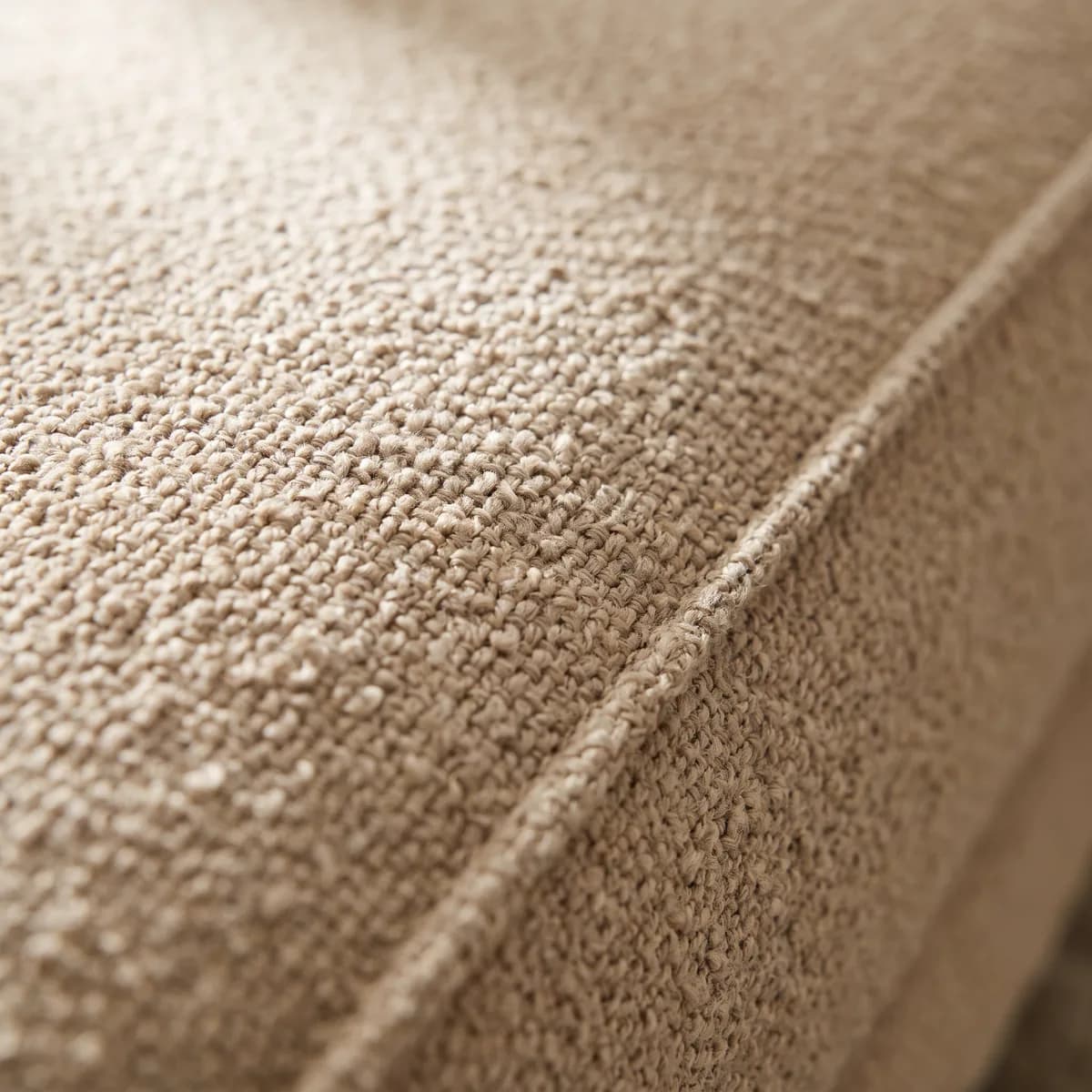 Makroaufnahme des Bouclé-Gewebes in Sandbeige