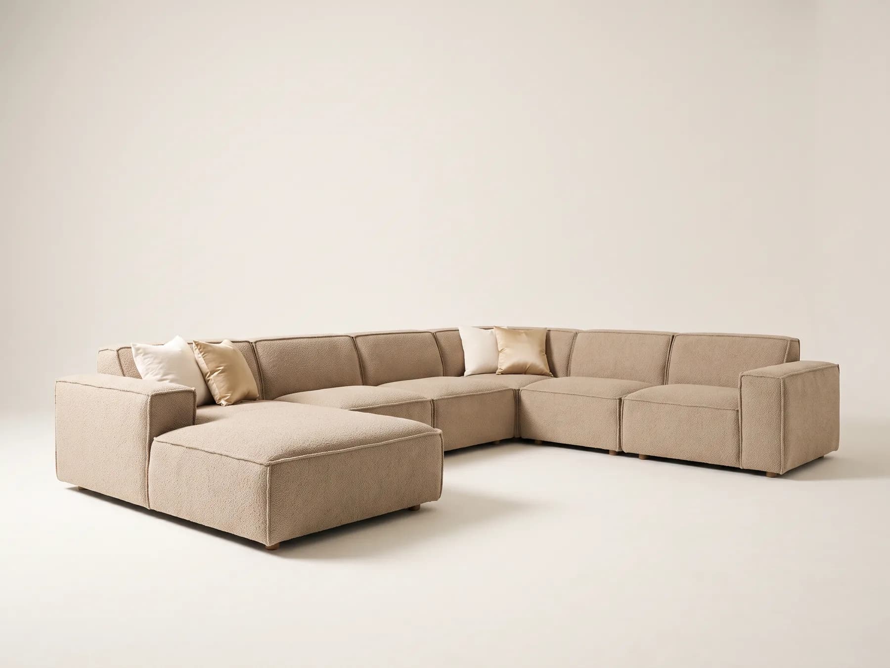 Modulares Sofa Titan XL in Sandbeige, Dreiviertelansicht im Studio mit voller Länge und Récamiere